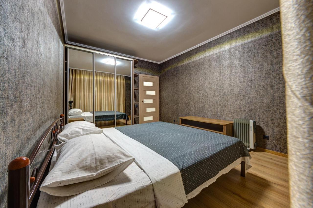 Apartments Near Ukraina Shopping Mall Kiev Bagian luar foto